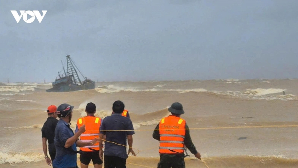 Bualoi landfall: Two fishing vessels with 11 on board sink off Quang Tri